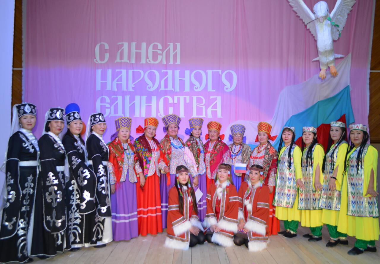 «Дружба народов России» — Сэтинньи 3 кунугэр «Аан-Аартык» култуура киинигэр дойду урдунэн норуот Сомо5олоhуутун кунугэр аналлаах «Дружба народов России» диэн темтическай биэчэр буолла. Манна кыттааччы тумсуулэр «Ситим», «Тэбэнэт», «Кемулуек» уонна «Кыымчаан» уhуйаан коллектива араас норуот ункуутун ункуулээн, астарын астаан а5алан билиhиннэрдилэр. Култуураларын, итэ5эллэрин, бырааhынньыктарын сырдаттылар. Бырааhынньыктаа5ы киэhэни «До5ордоhуу ырыатынан», сахаэтнофитнес ункуутунэн, викторинанан тумуктээтибит. Биэчэри иилээн-сагалаан ыытта тумсуулэр салайааччылара Р.А. […]