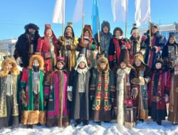 Кулун тутар 5 күнүгэр Дьокуускай куорат талааннаах уустара таҥнан-симэнэн кэлэн көхтөөхтүк кытыннылар — Кулун тутар 5 күнүгэр Дьокуускай куорат сүрүн болуоссаттарын устун үгэскэ кубулуйбут Сахабыт сирин маастардарын сэлэлээн хаамыыларыгар Хаҥалас уран тарбахтаахтара, дэгиттэр талааннаах уустара таҥнан-симэнэн кэлэн көхтөөхтүк кытыннылар.Норуоппут күндү маастардара, дьоҕургут өссө да сайда турдун, араас кэрэ оҥоһуктаргытынан дьоҥҥутун-сэргэҕитин үөрдэ туруҥ!