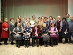 «Дууһабытынан эдэрбит» сынньалан киэһээннэн декада түмүктэннэ. — Нэһилиэкпит дьонун-сэргэтин Аан дойдутааҕы Аҕам саастаах дьон декадаларын түмүктээн «Дууһабытынан эдэрбит» сынньалан киэһээннэн декада түмүктэннэ. Юбилейдаах ытык саастаах дьоммутун олохтоох дьаһалта аҕа баһылык солбуйааччыта С. Ю. Голокова махтал сурук туттарда. «Иис-уус абылана»&nbsp;быыстапка түмүгэ таҕыста. Быыстапка абылаҥар кыттыбыт дьоммутугар махтал сурук уонна өйдөбүнньүк бэлэх Аан-Аартык к.к. аатыттан Р.А. Черемкина туттартаата. Биэчэрбитигэр бэйэтин ылбахай ырыатын бэлэхтээбит, биһиги [&hellip;]