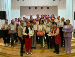 «Таптыыр сирим Улахан Аан» — Бүгүн Саха сирин ийэлэрин күнүн бэлиэтиир нэдиэлэ чэрчитинэн «Аан-Аартык» култуура киинигэр «Таптыыр сирим Улахан Аан» диэн ийэлэргэ аналлаах КВЕСТ-оонньуу ыытыллынна. Уопсайа түөртүү ийэлээх 5 хамаанда 19 ыйытыктарга хаартысканан, суругунан массыынанан сылдьан эппиэттээтилэр. Боппуруостары олохтоох бибилэтиэкэ бэлэмнээтэ. Кыайыылаах «4 туза» хамаанда буолла, иккис бириистээх миэстэҕэ «08» ийэлэр хамаандалара тигистэ, үһүс миэстэ «Крашихи» буоллулар. Кыттыыны ылбыт ийэлэрбитигэр [&hellip;]