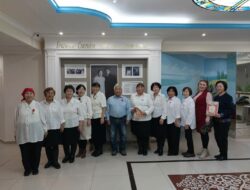 «Эрчимнээх эдэр саас аргыһа» — Бүгүн алтынньы 27 күнүгэр Ленинскэй Комсомол тэриллибитэ 105 сылыгар аналлаах «Эрчимнээх эдэр саас аргыһа» ырыа-хоһоон, ахтыы дьоро күнэ буолла. Бу күн эдэр сааһы, комсомоллаабыт кэмнэри ахтан-санаан аастыбыт. «Айар кут» литературнай куруһуок чилиэннэрэ комсомол туһунан бэйэлэрэ айбыт хоһооннорун аахтылар, элбэх комсомол, БАМ туһунан ырыалар караокенан, баянынан ылланнылар. Баяҥҥа доҕуһуоллаата Николай Семенов. Библиотека комсомолу билиигэ викторина ыытта. [&hellip;]