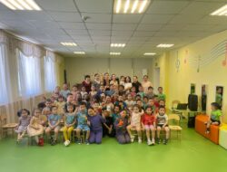 Быйыл Арассыыйаҕа дьиэ кэргэн,Өрөспүүблүкэҕэ,Хаҥаласпыт улууһугар оҕо сыла биллэриллибитэ. — Онно олоҕуран култуура миниистирэ Афанасий Ноев хас биирдии култуура кииннэрэ оҕону кыра эрдэхтэриттэн театр кэрэ эйгэтигэр сыһыарыах тустааххыт диэбитигэр олоҕуран,биһиги С.А.Григорьев аатынан «Аан-Аартык» култуура киинэ оскуола алын кылааһын үөрэнээччилэрин сүүмэрдээн 3 кылаас оҕолоругар кукольнай театр куруһуогун арыйан,бэлэмнээн( сал.Черемкина Р.А) муус устар 3 күнүгэр нэһилиэкпит «Кыымчаан» уһуйаан кырачаан көрөөччүлэригэр көрдөрөн бастакы хардыы оҥорон кэллибит. Кырачаан оҕолор […]